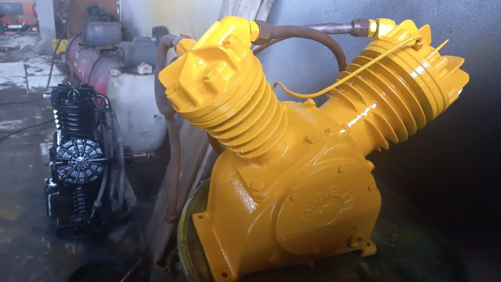 Compressor de ar amarelo em operação