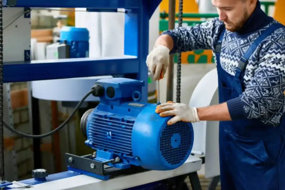 Técnico realizando assistência em compressor de ar industrial
